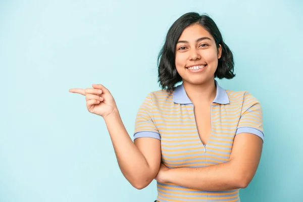 Giovane Donna Latina Isolata Sfondo Blu Sorridente Allegramente Indicando Con — Foto Stock