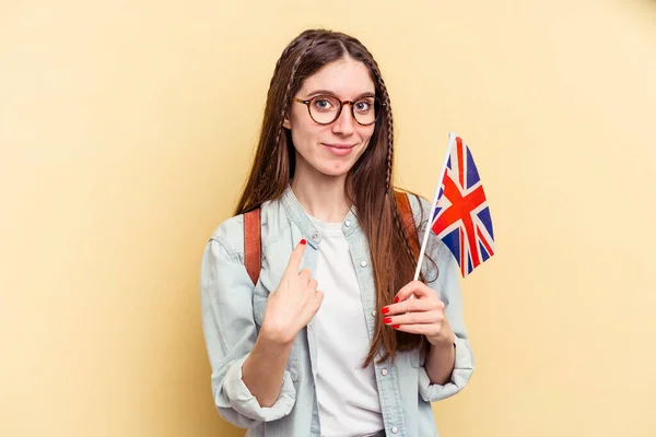 Mulher Caucasiana Jovem Estudando Inglês Isolado Fundo Amarelo Apontando Com — Fotografia de Stock