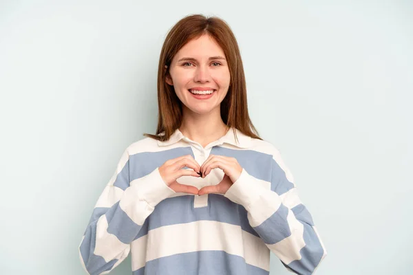 Jovem Inglesa Isolada Fundo Azul Sorrindo Mostrando Uma Forma Coração — Fotografia de Stock