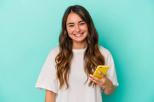 Mladá Běloška Drží Mobilní Telefon Izolovaný Modrém Pozadí Šťastný Usmívající — Stock fotografie