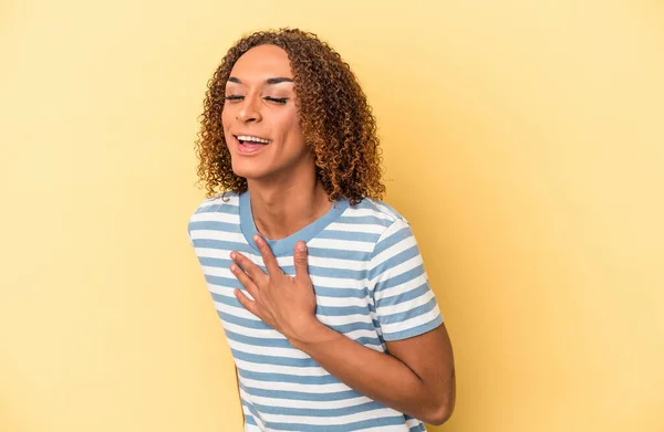 Young Latin Transsexual Woman Isolated Yellow Background Laughing Keeping Hands — Stock Photo, Image