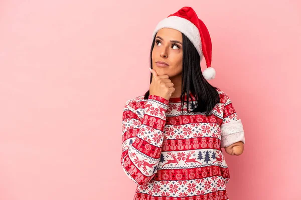 Ung Kaukasiska Kvinna Med Arm Firar Jul Isolerad Rosa Bakgrund — Stockfoto