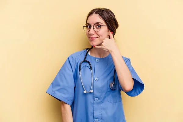 Jonge Verpleegster Blanke Vrouw Geïsoleerd Gele Achtergrond Tonen Een Mobiele — Stockfoto