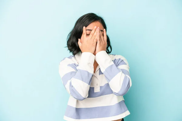 Young Latin Woman Isolated Blue Background Blink Camera Fingers Embarrassed — Stock Photo, Image