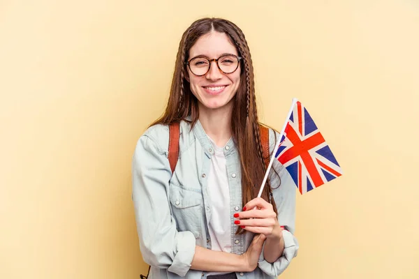 Junge Kaukasische Frau Studiert Englisch Isoliert Auf Gelbem Hintergrund Lacht — Stockfoto