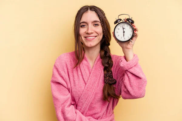 바오밥을 코카서스 여자가 배경에서 고립된 시계를 웃으면서 즐거운 시간을 보내고 — 스톡 사진