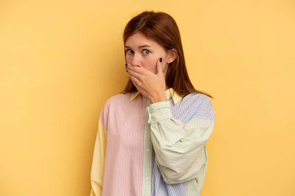 Junge Engländerin Isoliert Auf Gelbem Hintergrund Den Mund Mit Sorgenvoll — Stockfoto