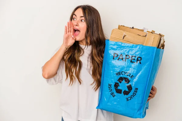 Joven Mujer Caucásica Reciclando Papel Aislado Sobre Fondo Blanco Gritando — Foto de Stock