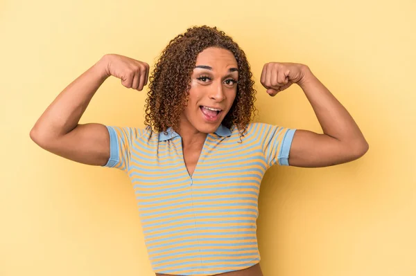 Young Latin Transsexual Woman Isolated Yellow Background Showing Strength Gesture — Stock Photo, Image