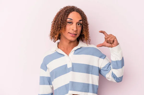 Young Latin Transsexual Woman Isolated Pink Background Holding Something Little — Stock Photo, Image