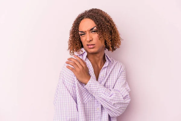 Jong Latijn Transseksueel Vrouw Geïsoleerd Roze Achtergrond Met Een Schouder — Stockfoto