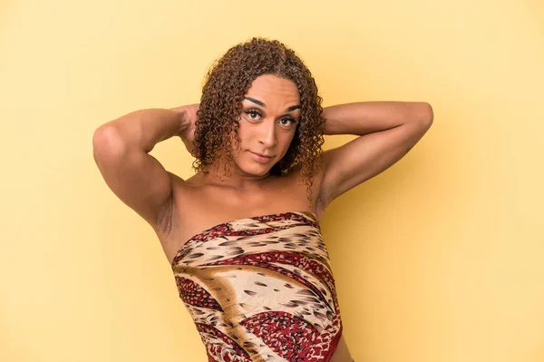 Mladá Latinsky Transsexuální Žena Izolované Žlutém Pozadí Pocit Sebevědomí Rukama — Stock fotografie