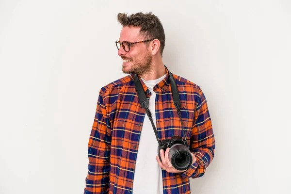 Joven Hombre Fotografía Caucásico Aislado Sobre Fondo Blanco Mira Lado —  Fotos de Stock