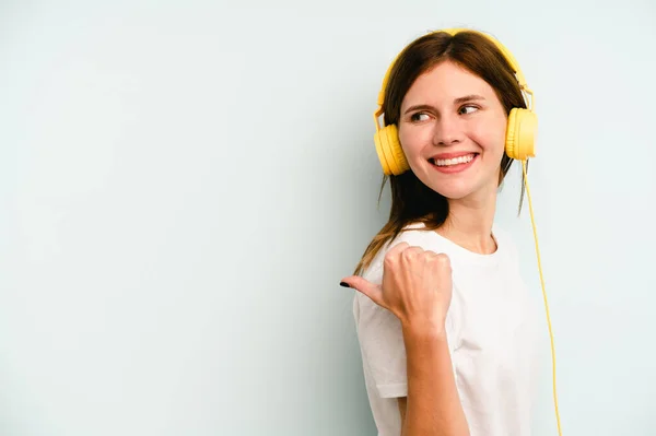 Jonge Engelse Vrouw Luisteren Naar Muziek Geïsoleerd Blauwe Achtergrond Punten — Stockfoto