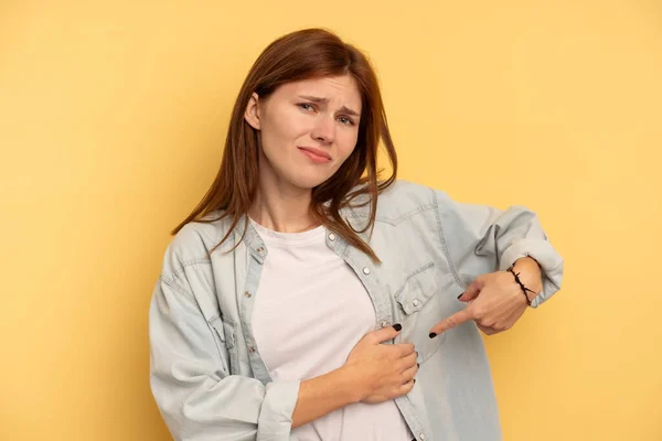 Jonge Engelse Vrouw Geïsoleerd Gele Achtergrond Met Leverpijn Maagpijn — Stockfoto