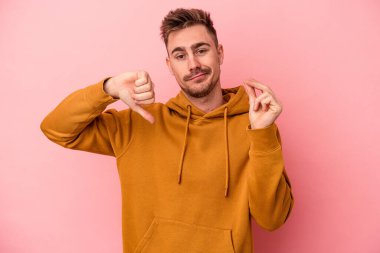 Pembe arka planda izole edilmiş genç beyaz adam, kadının hiç parası olmadığını gösteriyor..