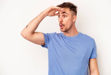 Pembe arka planda izole edilmiş genç beyaz adam zaferden sonra yumruğunu kaldırıyor, kazanan konsept..