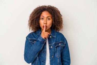 Beyaz arka planda yalıtılmış kıvırcık saçlı genç Afro-Amerikalı kadın. Düşünüyor, düşünüyor, düşünüyor, hayal kuruyor..