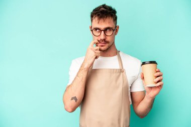Genç tezgahtar elinde mavi arka planda izole edilmiş bir kahve tutarken rahatlamış fotokopi odasına bakan bir şeyi düşünüyordu..