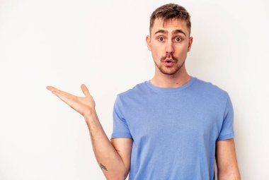 Pembe arka planda izole edilmiş genç beyaz adam mutlu, güler yüzlü ve neşeli.