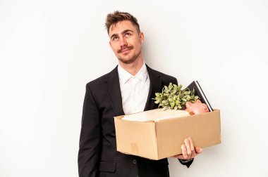 Beyaz arka planda izole edilmiş, amaçlarına ve amaçlarına ulaşma hayalleri kuran Kafkasyalı genç bir iş adamı işten çıkarıldı.