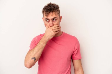 Beyaz arka planda izole edilmiş genç beyaz bir adam virüs veya enfeksiyon yüzünden boğazında ağrı hissediyor..