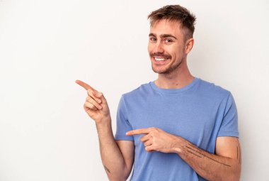 Pembe arka planda izole edilmiş genç beyaz adam gizli bir sıcak fren haberi veriyor ve yana bakıyor.