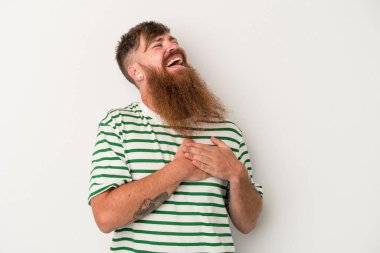 Beyaz arka planda izole edilmiş uzun sakallı beyaz tenli genç beyaz adam, dostane bir ifadeye sahip, avuçlarını göğsüne bastırıyor. Aşk konsepti.