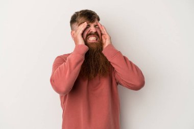 Beyaz arka planda uzun sakallı beyaz tenli beyaz adam tapınaklara dokunuyor ve baş ağrısı çekiyor..