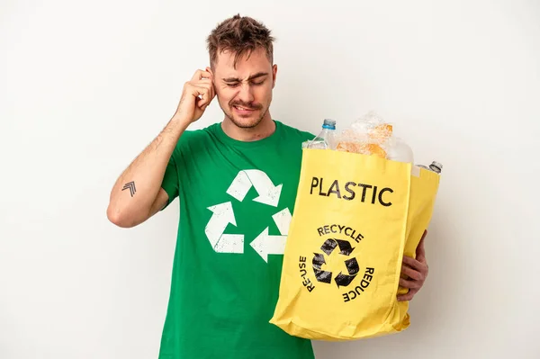 Jonge Blanke Man Gerecycled Plastic Geïsoleerd Witte Achtergrond Bedekt Oren — Stockfoto
