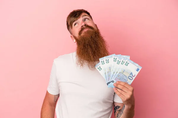 Junger Kaukasischer Ingwermann Mit Langem Bart Der Geldscheine Isoliert Auf — Stockfoto