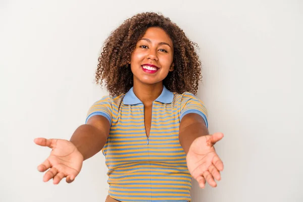 Jong Afrikaans Amerikaans Vrouw Met Krullend Haar Geïsoleerd Witte Achtergrond — Stockfoto