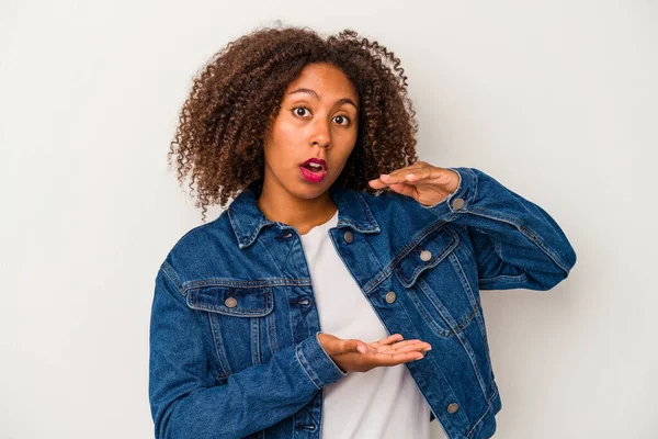 Jonge Afrikaanse Amerikaanse Vrouw Met Krullend Haar Geïsoleerd Witte Achtergrond — Stockfoto