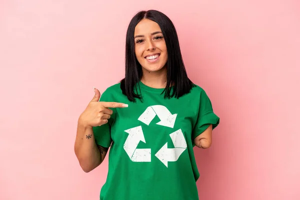 Mulher Caucasiana Jovem Com Braço Reciclado Resíduos Isolados Fundo Rosa — Fotografia de Stock