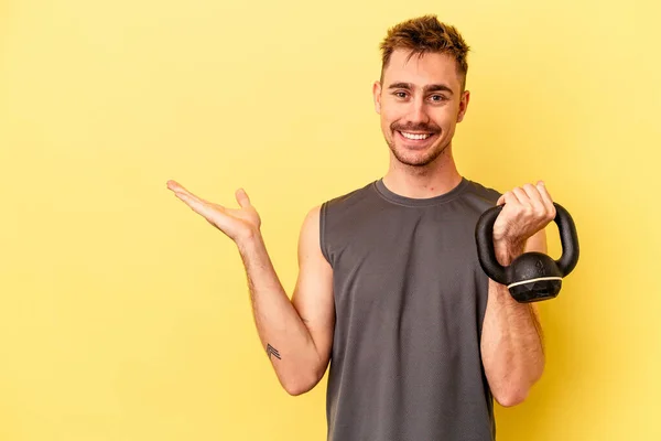 Jeune Homme Sportif Tenant Haltère Isolé Sur Fond Jaune Montrant — Photo