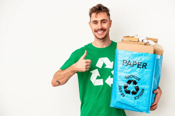 Junger Kaukasischer Mann Recyceltes Papier Isoliert Auf Weißem Hintergrund Lächelt — Stockfoto