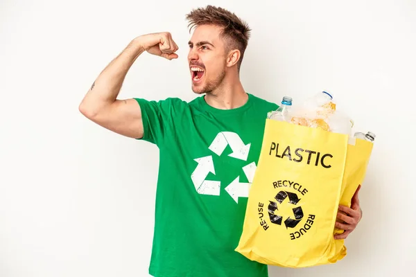 Jonge Kaukasische Man Gerecycled Plastic Geïsoleerd Witte Achtergrond Hijsen Vuist — Stockfoto