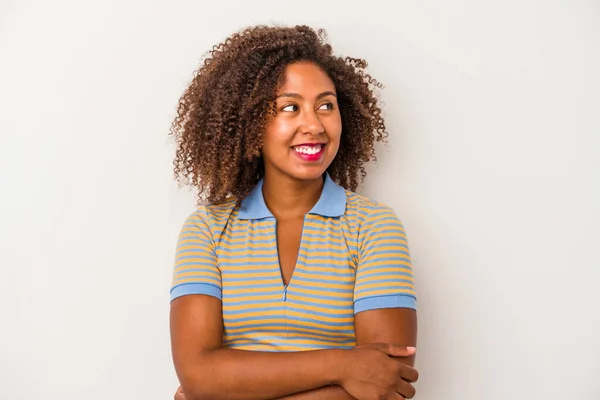 Молода Афроамериканська Жінка Кучерявим Волоссям Ізольованим Білому Фоні Яка Впевнено — стокове фото