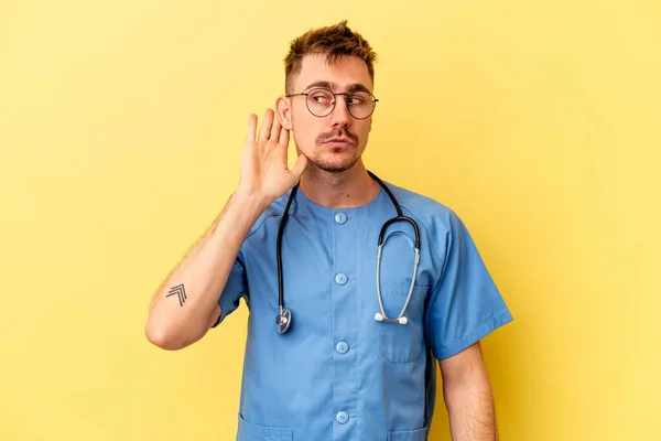 Jonge Verpleegster Kaukasische Man Geïsoleerd Gele Achtergrond Proberen Een Roddel — Stockfoto