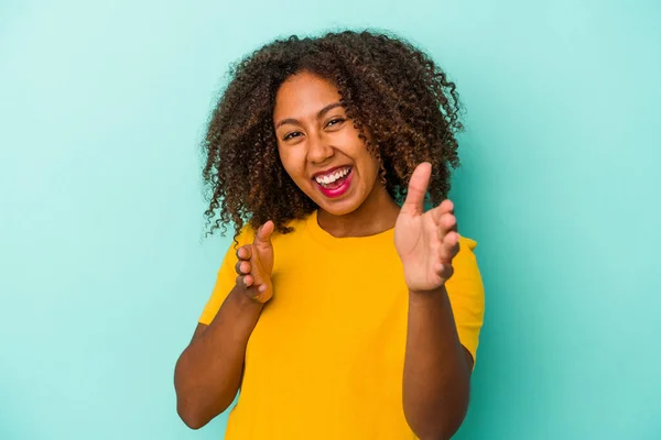 Jovem Afro Americana Com Cabelo Encaracolado Isolado Fundo Azul Sente — Fotografia de Stock