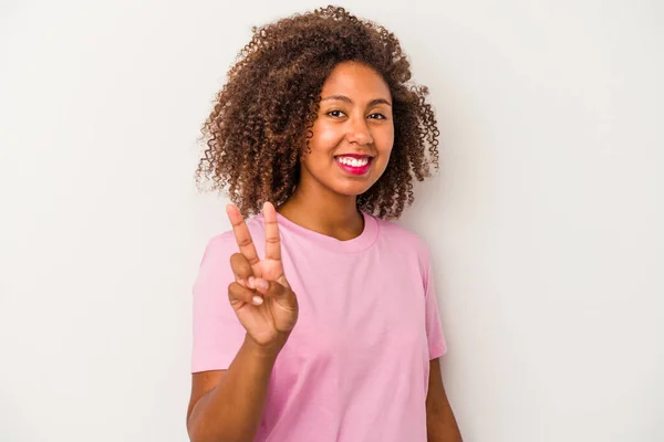 Jong Afrikaans Amerikaans Vrouw Met Krullend Haar Geïsoleerd Witte Achtergrond — Stockfoto