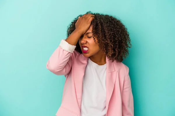 Young African American Woman Curly Hair Isolated Blue Background Forgetting — Stock Photo, Image