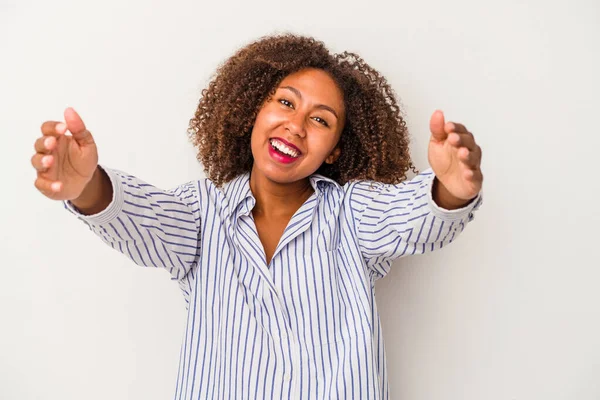 Giovane Donna Afroamericana Con Capelli Ricci Isolati Sfondo Bianco Che — Foto Stock