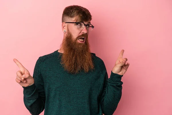 Young Caucasian Ginger Man Long Beard Isolated Pink Background Pointing — Stock Photo, Image