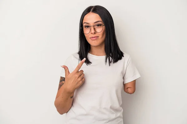 Jonge Blanke Vrouw Met Een Arm Geïsoleerd Witte Achtergrond Wijzend — Stockfoto