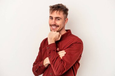 Beyaz arka planda izole edilmiş genç beyaz adam korkmuş ve korkmuş..