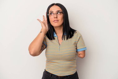 Beyaz arka planda tek kollu beyaz bir kadın bir dedikoduyu dinlemeye çalışıyor..