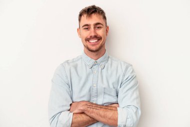 Beyaz arka planda izole edilmiş genç beyaz adam bir dedikoduyu dinlemeye çalışıyor..