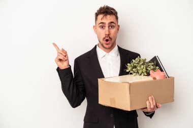 Beyaz arka planda izole bir şekilde işten kovulan Kafkasyalı genç iş adamı,