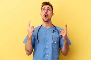 Sarı arka planda izole edilmiş, ağzı açık genç bir beyaz hemşire..